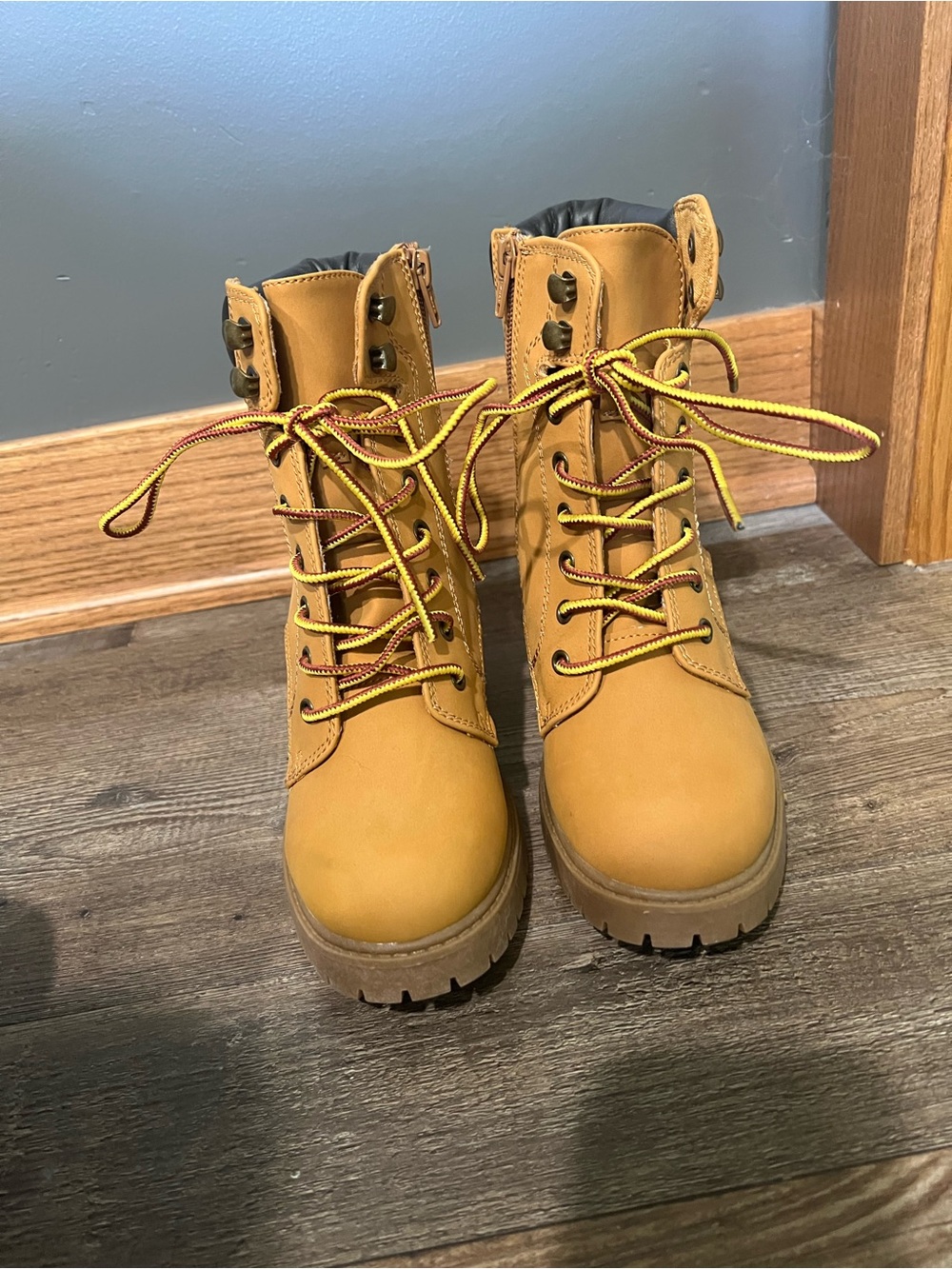 SO Wheat-Tone Lace-Up Ankle Boots